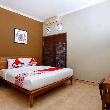 Oyo 1072 Kampung Condro Wulan Guesthouse Maguwo Extérieur photo