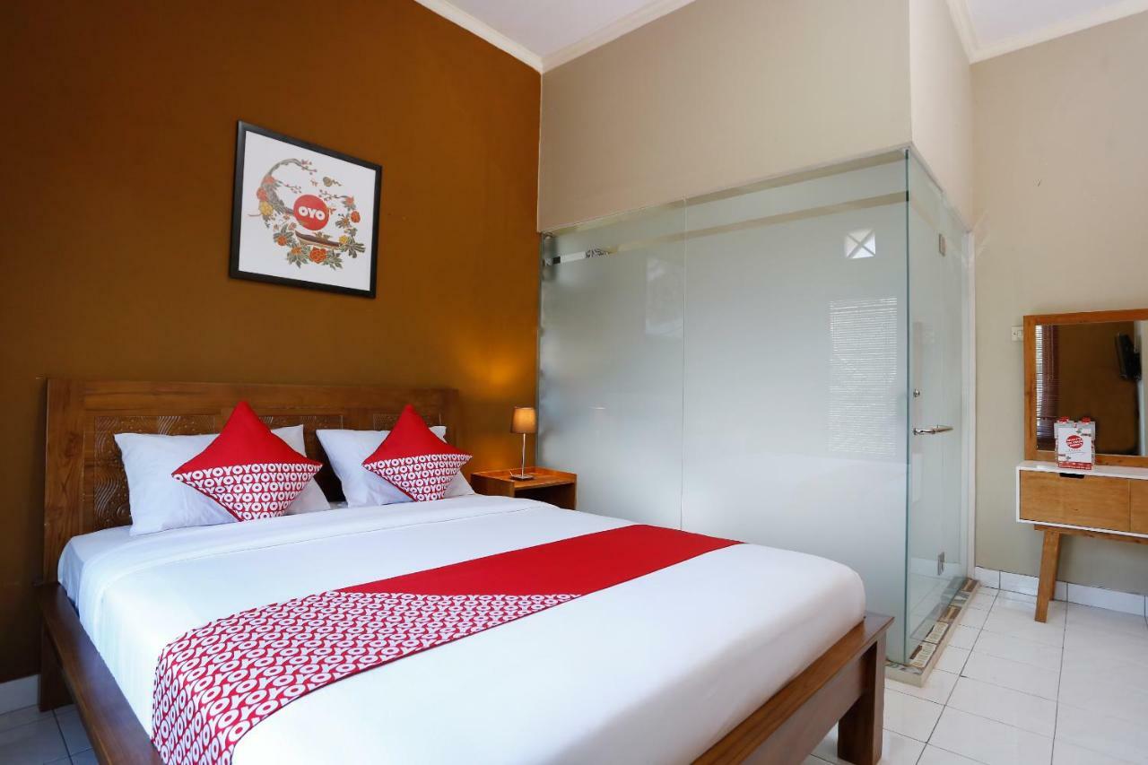 Oyo 1072 Kampung Condro Wulan Guesthouse Maguwo Extérieur photo