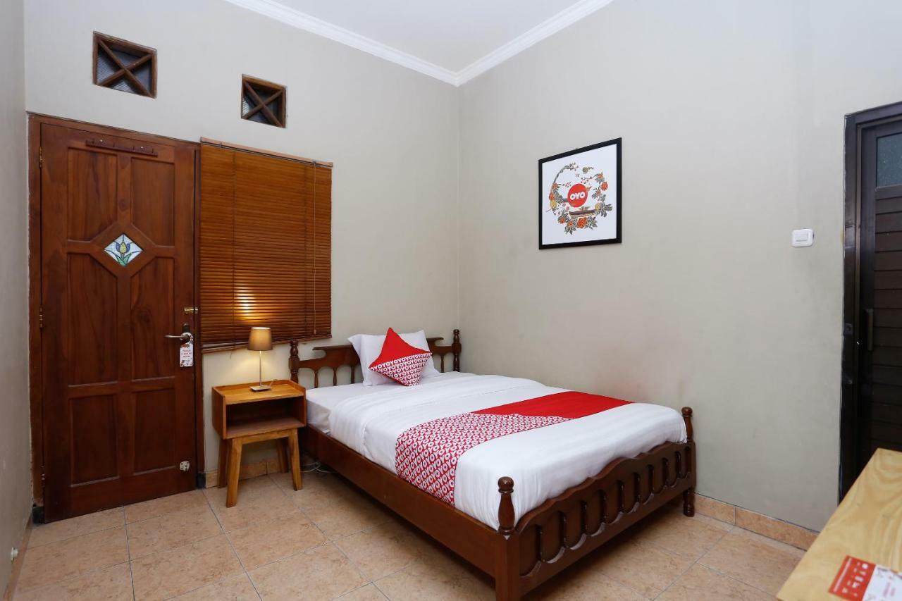 Oyo 1072 Kampung Condro Wulan Guesthouse Maguwo Extérieur photo