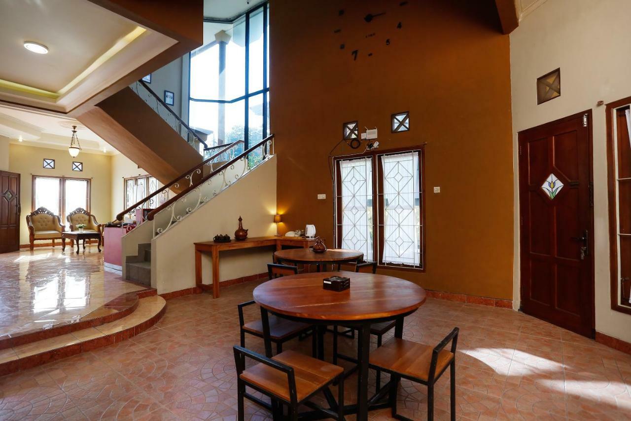 Oyo 1072 Kampung Condro Wulan Guesthouse Maguwo Extérieur photo