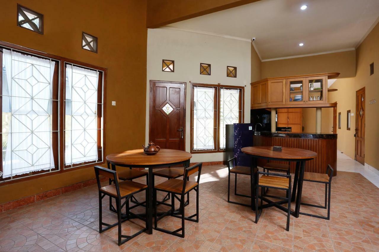 Oyo 1072 Kampung Condro Wulan Guesthouse Maguwo Extérieur photo
