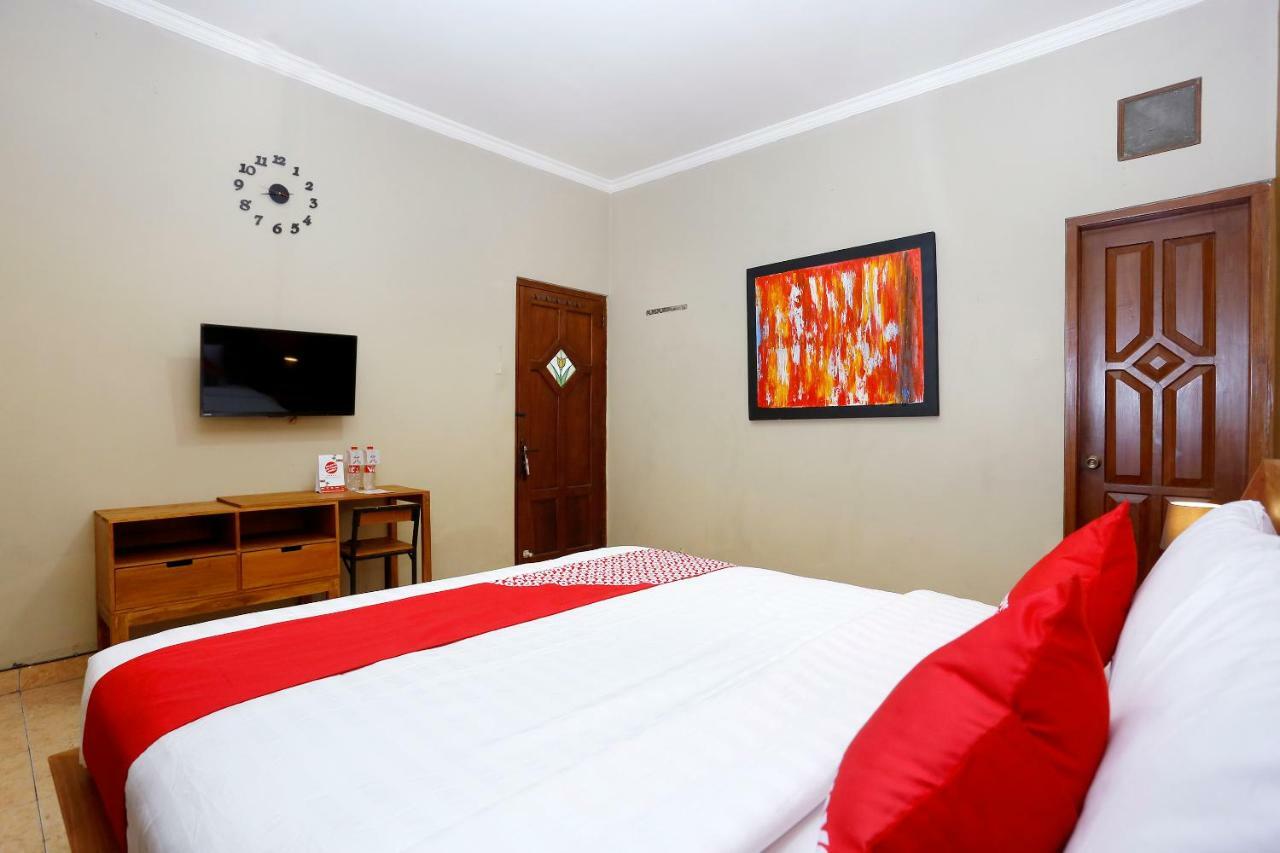 Oyo 1072 Kampung Condro Wulan Guesthouse Maguwo Extérieur photo