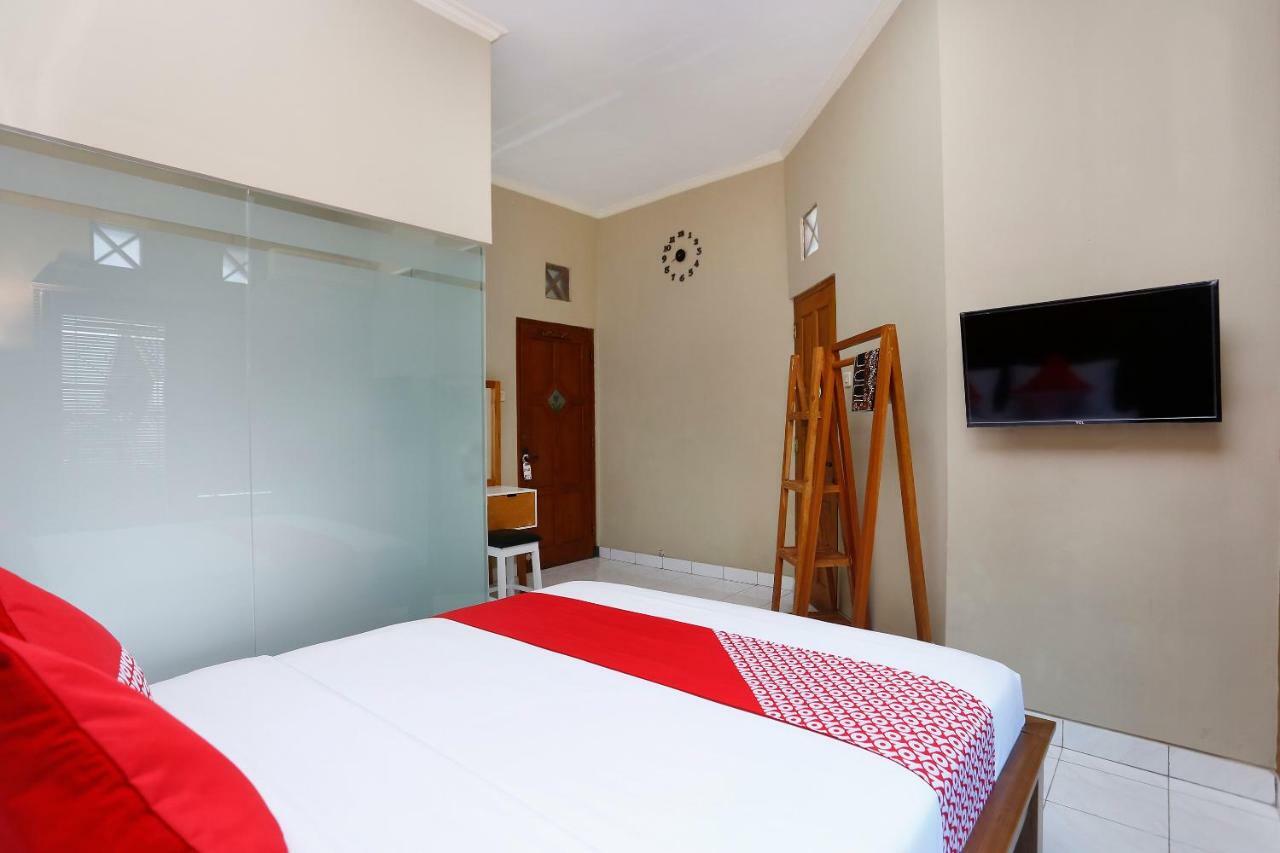 Oyo 1072 Kampung Condro Wulan Guesthouse Maguwo Extérieur photo