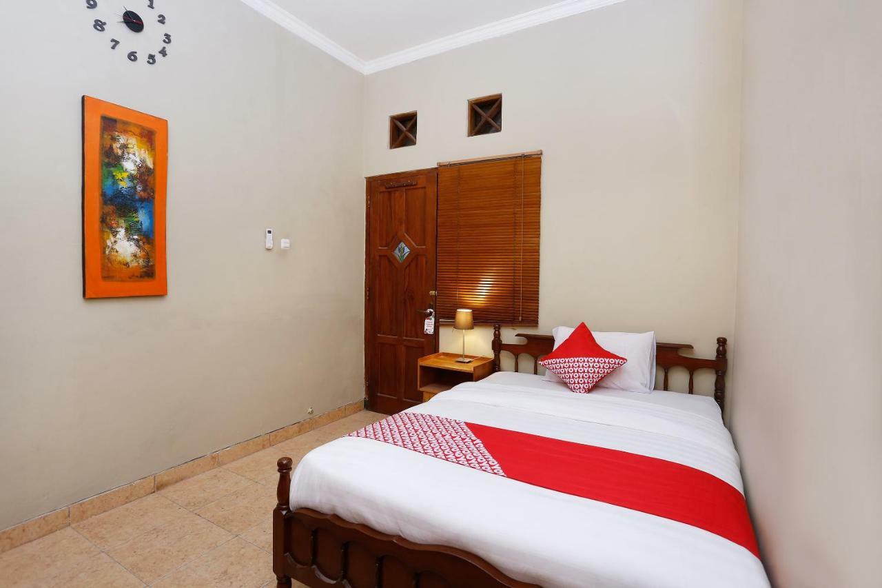 Oyo 1072 Kampung Condro Wulan Guesthouse Maguwo Extérieur photo