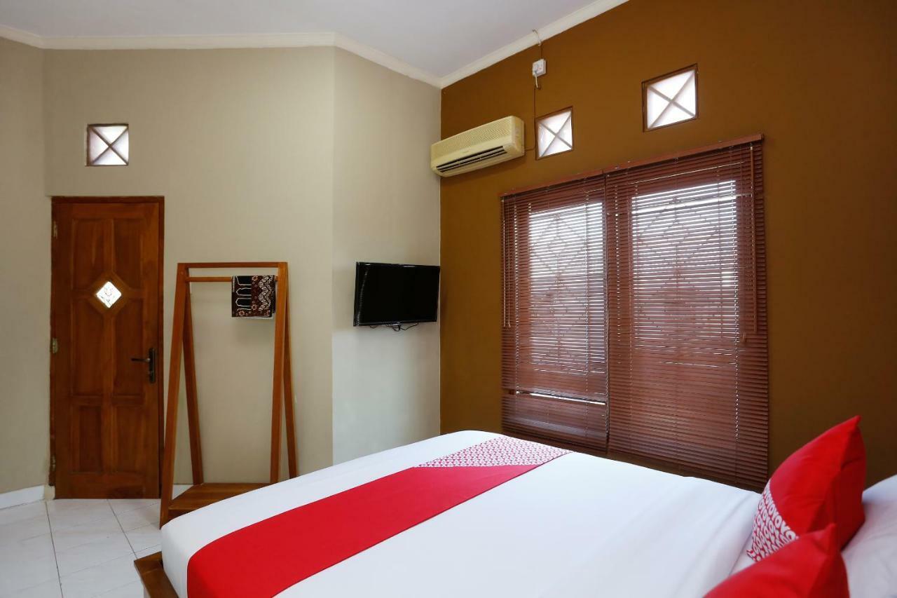 Oyo 1072 Kampung Condro Wulan Guesthouse Maguwo Extérieur photo
