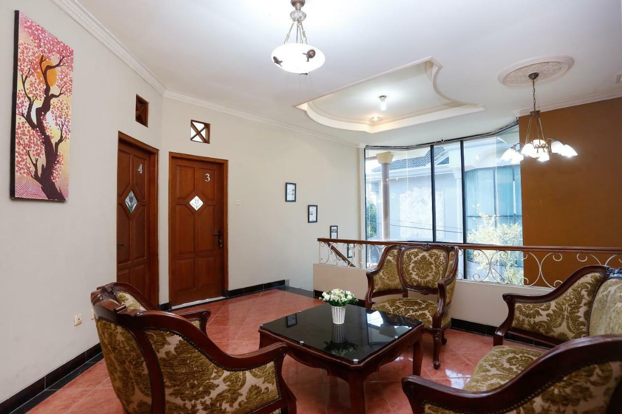 Oyo 1072 Kampung Condro Wulan Guesthouse Maguwo Extérieur photo