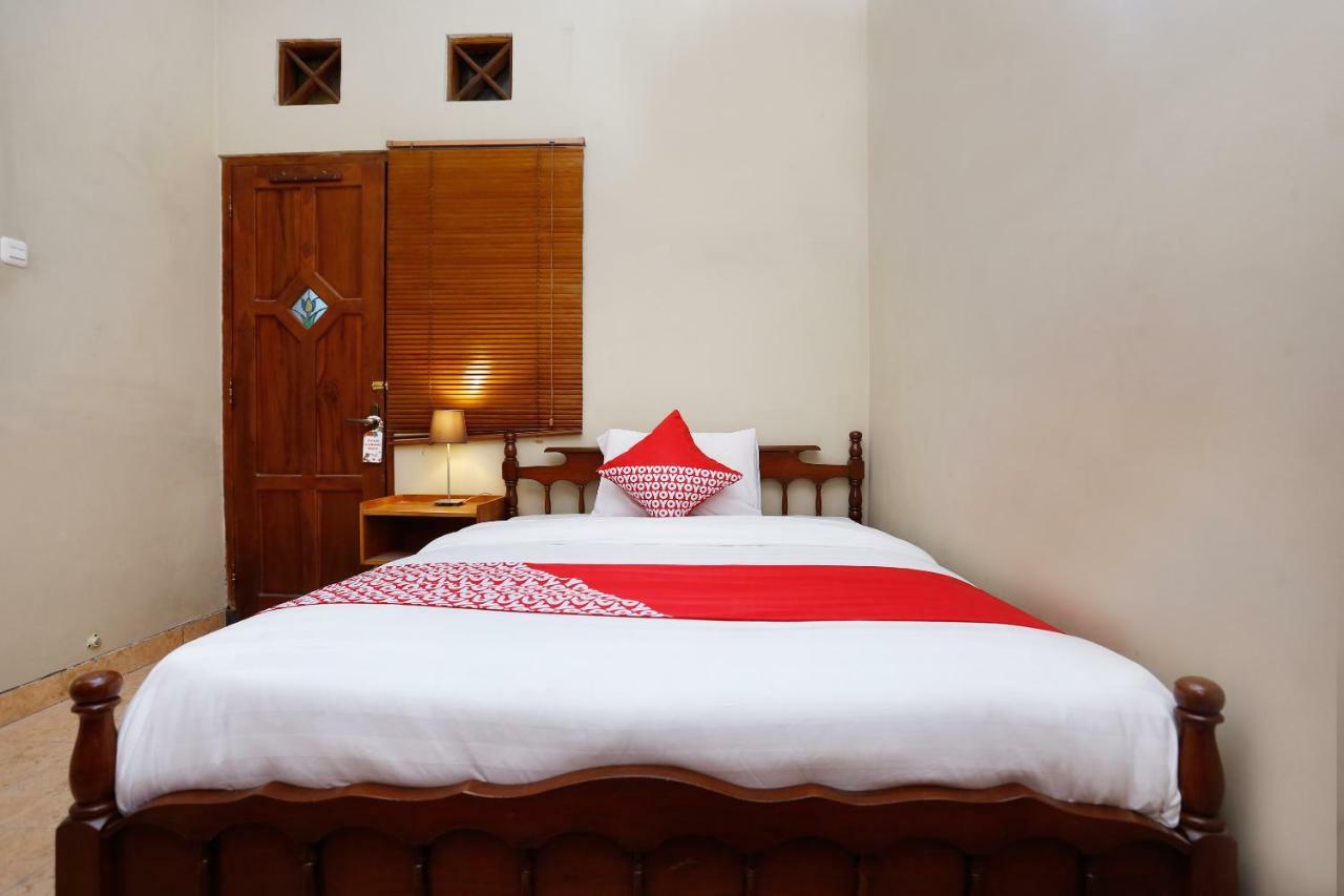 Oyo 1072 Kampung Condro Wulan Guesthouse Maguwo Extérieur photo