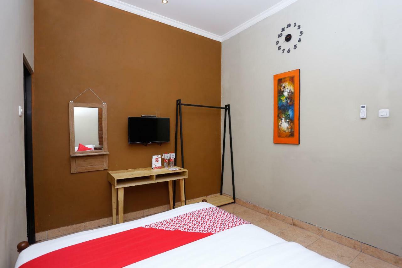 Oyo 1072 Kampung Condro Wulan Guesthouse Maguwo Extérieur photo