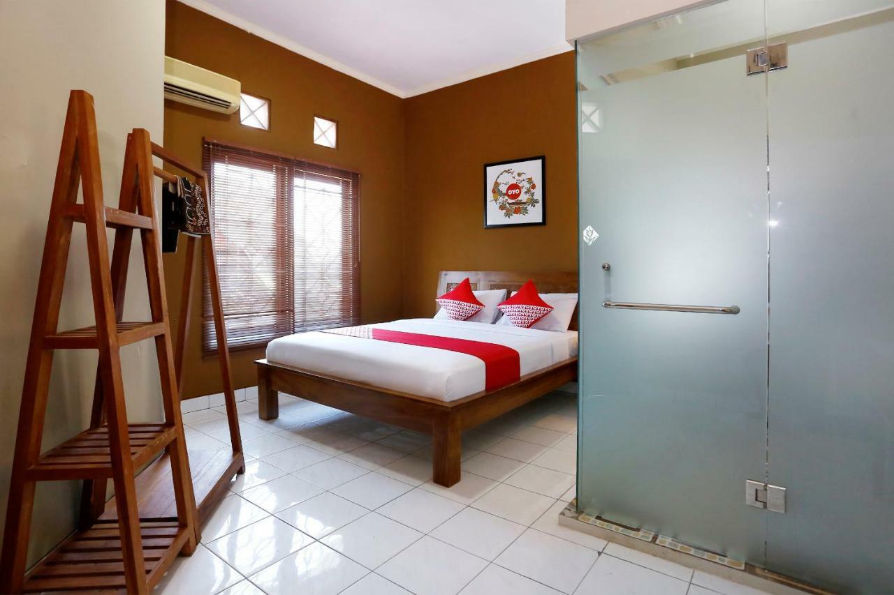 Oyo 1072 Kampung Condro Wulan Guesthouse Maguwo Extérieur photo