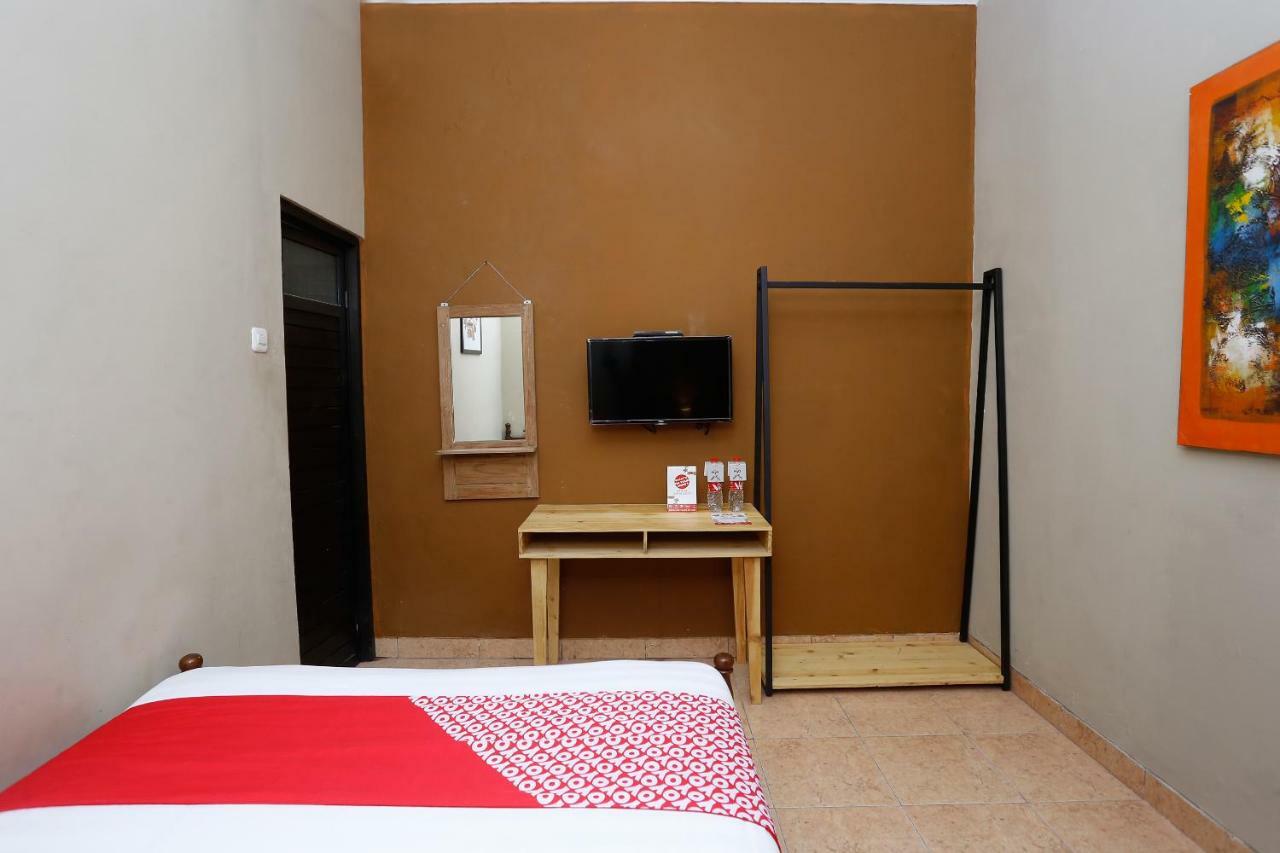 Oyo 1072 Kampung Condro Wulan Guesthouse Maguwo Extérieur photo